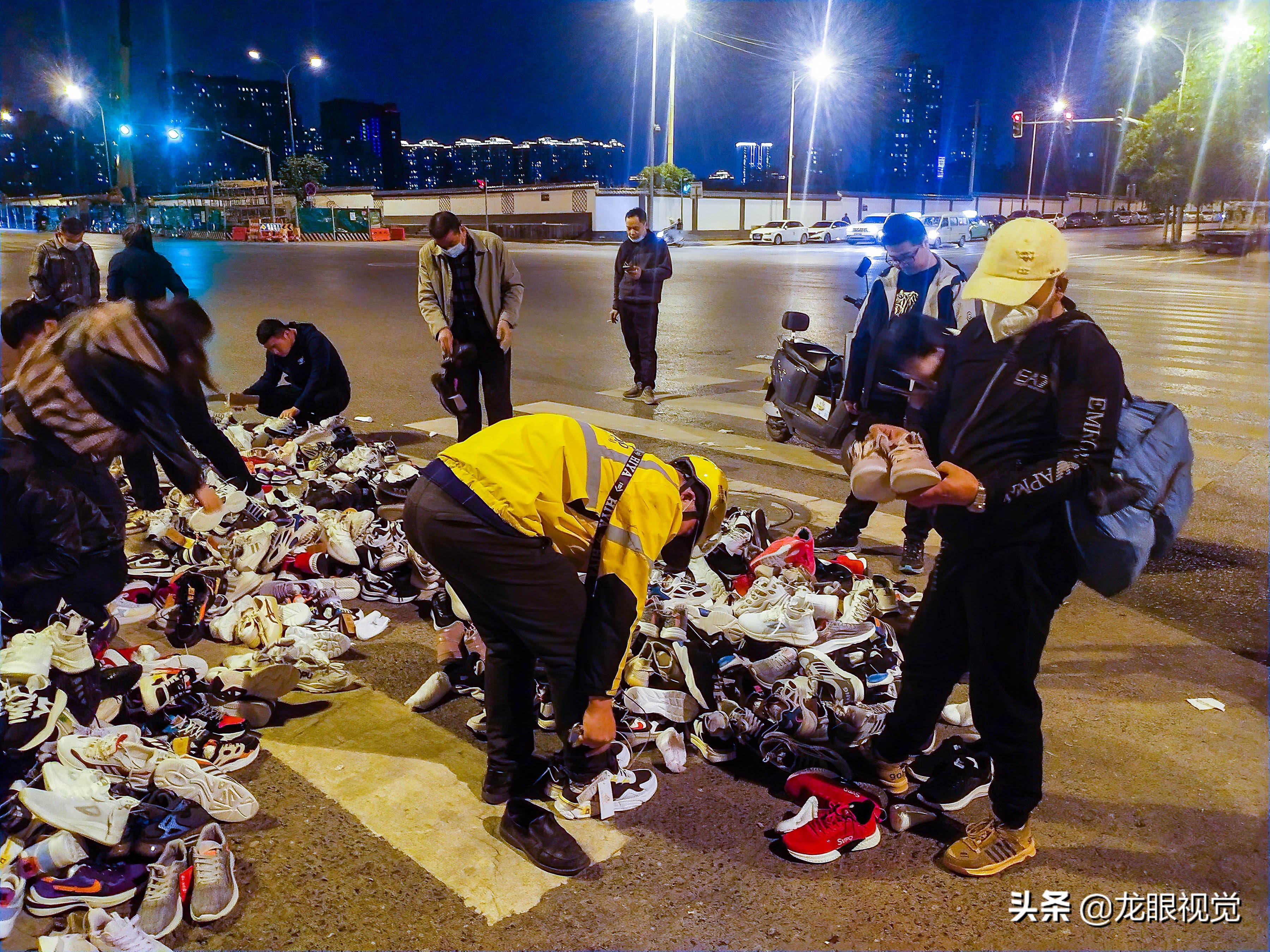 摆地摊卖低价鞋,西安摆地摊鞋哪里批发