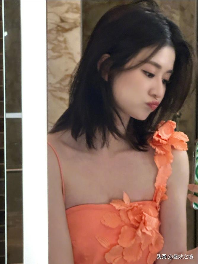 乔欣街头皮衣回眸夜晚半身照,乔欣抹胸白礼服女神气质高清写真