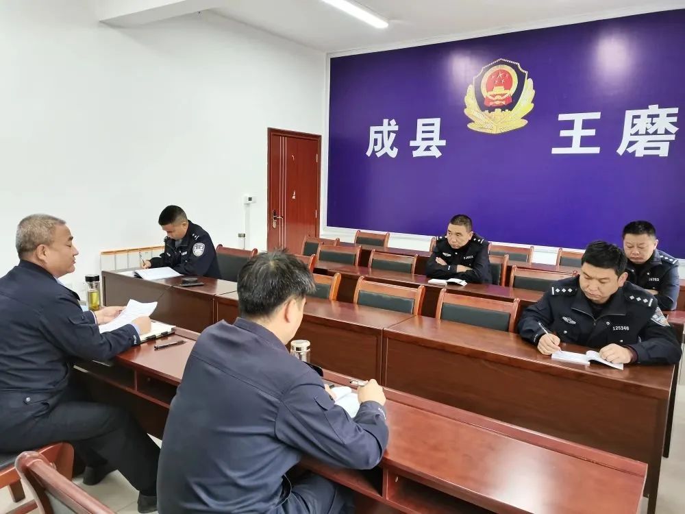 户政窗口周末开辟“学生*证办**”专场【三分钟速览成县公安动态】