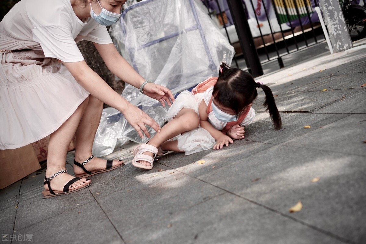 2岁孩子动不动就哭闹扯自己头发,两岁宝宝动不动就哭闹是怎么回事