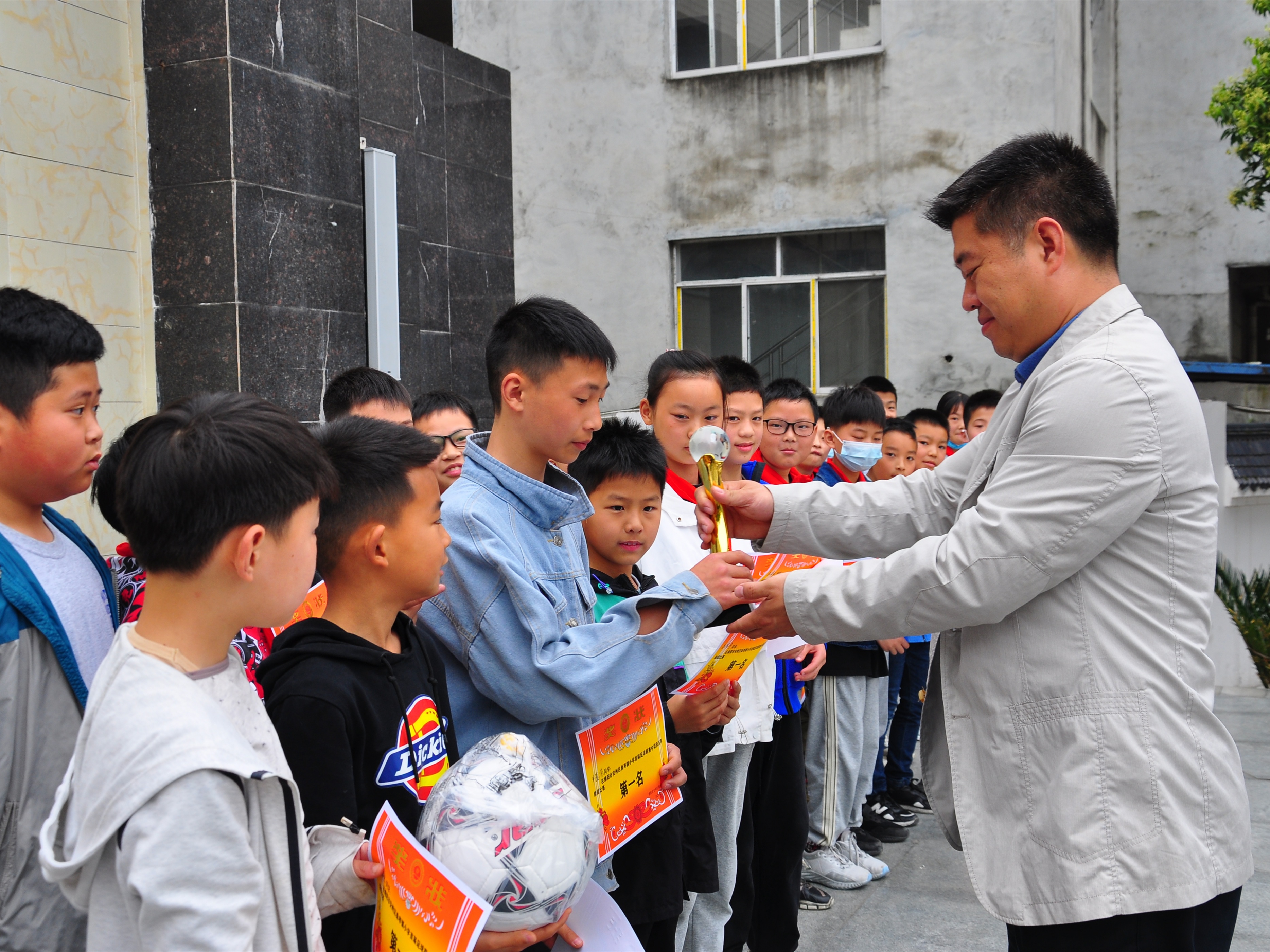 小学校长杯足球活动报道,桑枣中学2021足球比赛