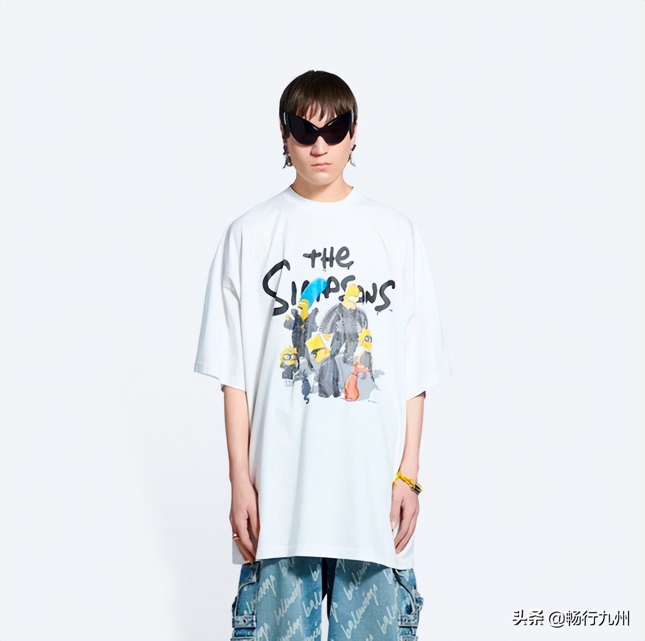 为爱人挑选心仪的礼物,用心挑选礼物的男人