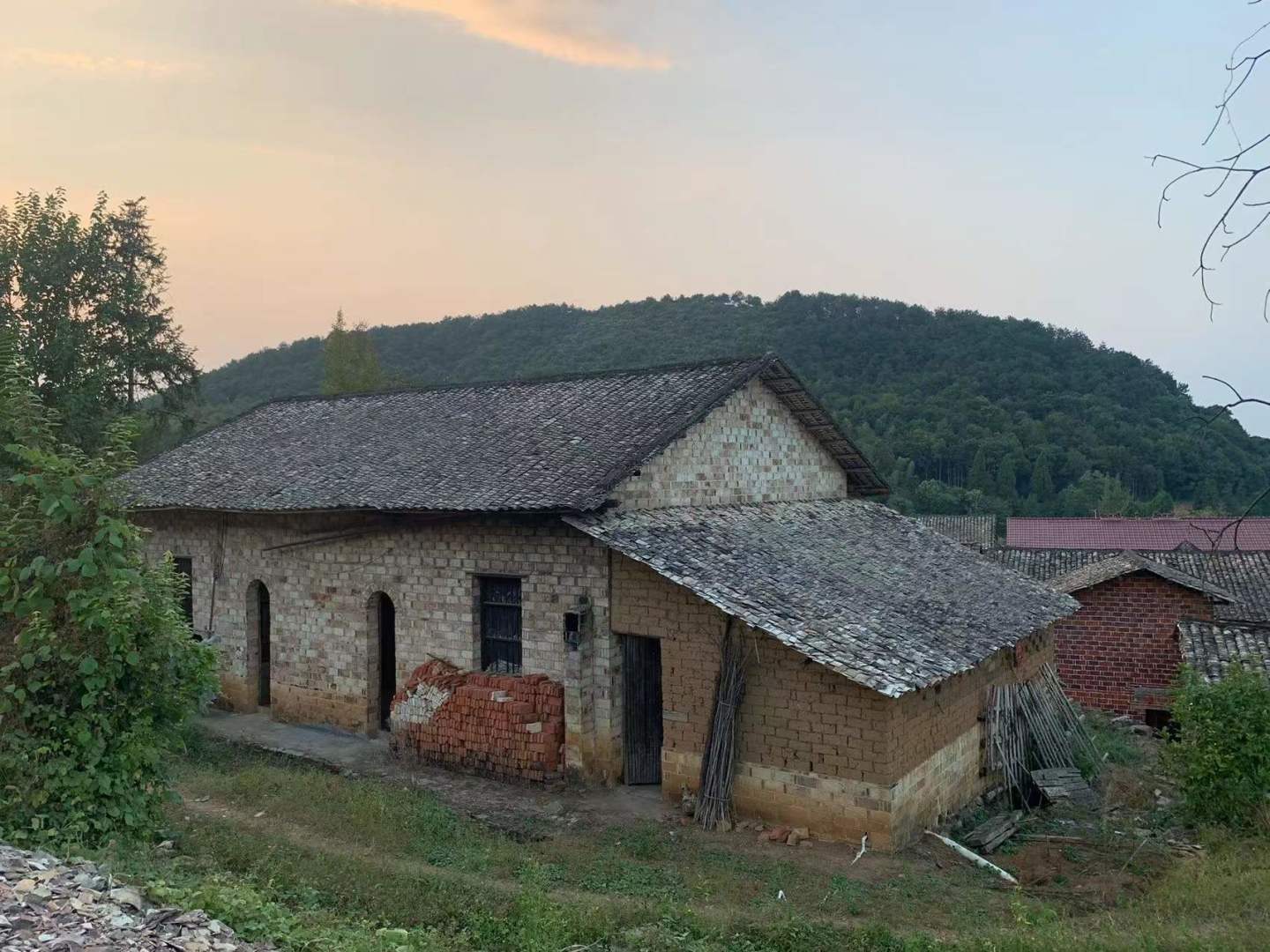 残忍的女孩遭妈妈暴打,女童遭生母残忍虐待