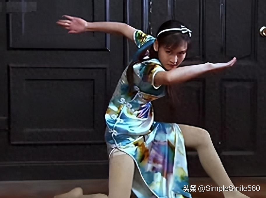 露裤衩引尼姑注意，猪脑导演画风独特！