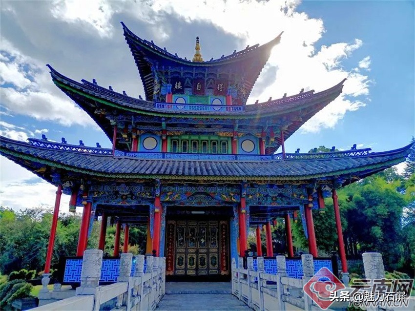 丽江黑龙潭玉龙雪山倒影美图,丽江早晨黑龙潭风景区