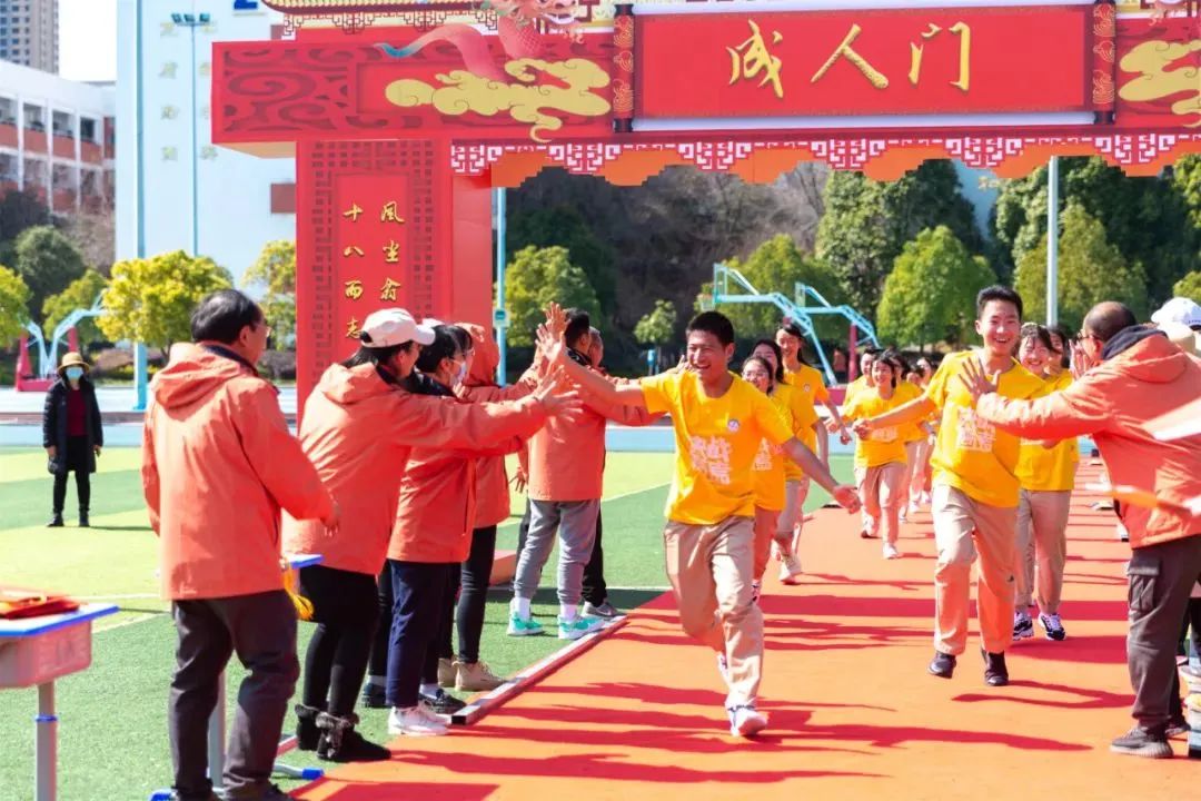 开学季校园展示打卡,开学啦冰墩墩小学生积极向上图片