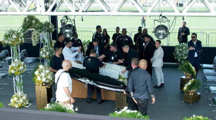 “球王”贝利,安息之地由14层楼组成,有14000个拱顶,他选9楼