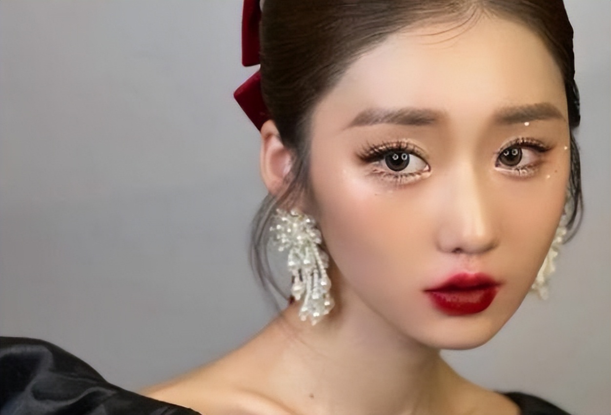 经常化妆和长期素颜皮肤区别,长期化妆的人和素颜的区别