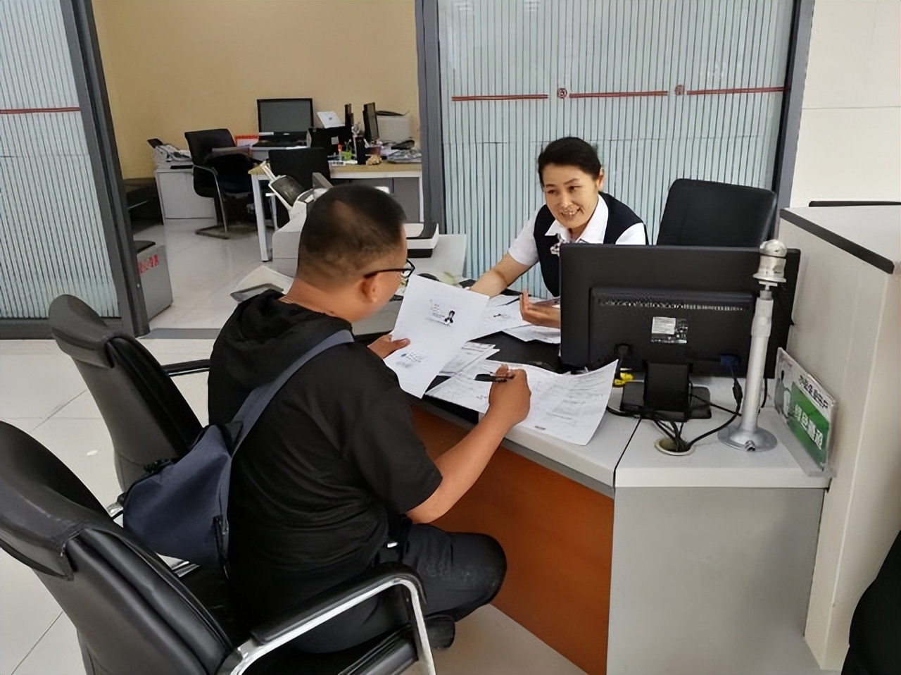 多家银行突然不能存取现金,多家银行最近取不了钱怎么回事