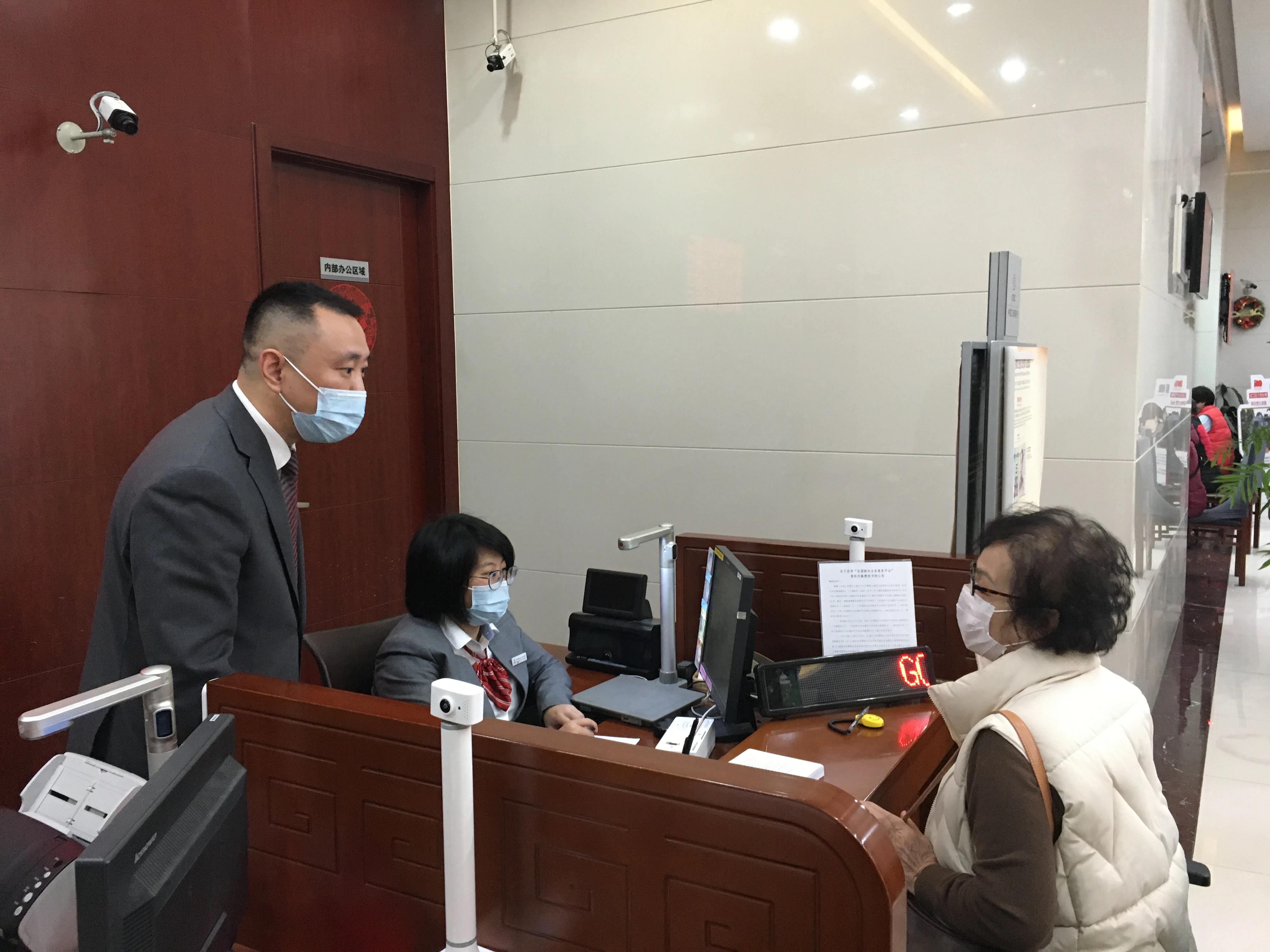 急急急！忘了银行卡密码，存款人还在国外，怎么办？