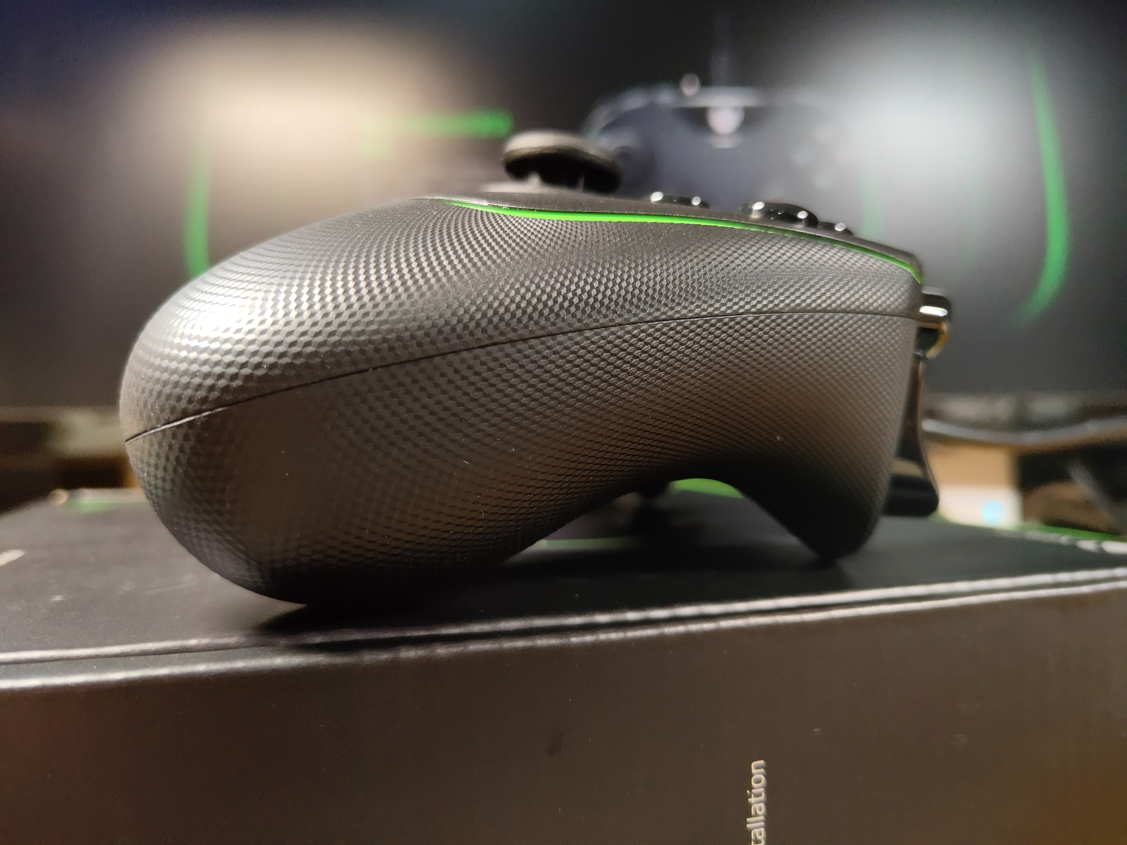 雷蛇幻影战狼幻彩版手柄上手评测,雷蛇幻影战狼v2手柄和幻彩区别