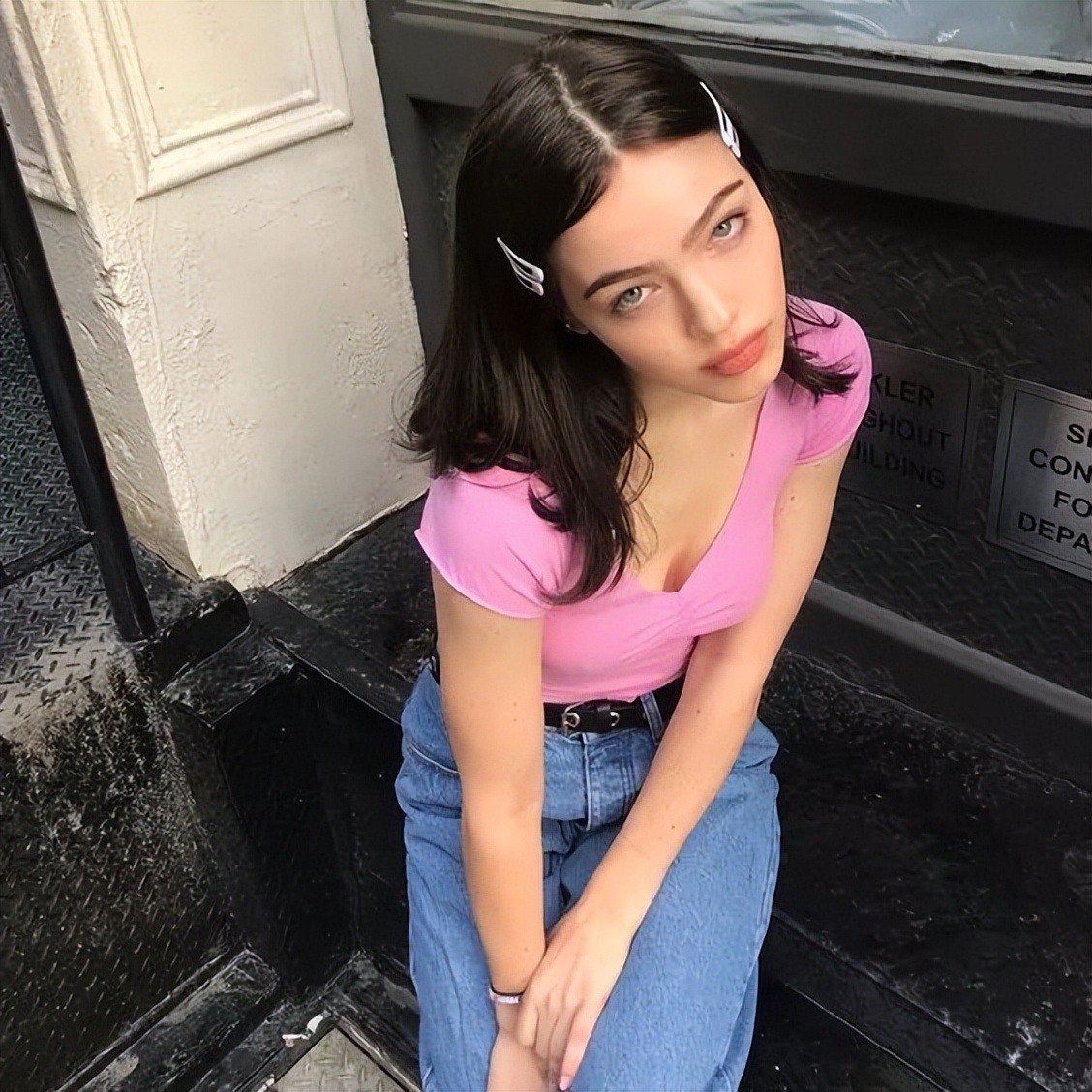 儿童用泫雅风彩色发夹怎么扎好看 (泫雅一字夹发夹佩戴方法)