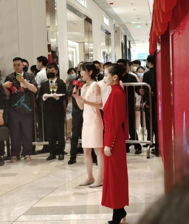 助理伺候明星捏脚,助理伺候明星跪下打伞