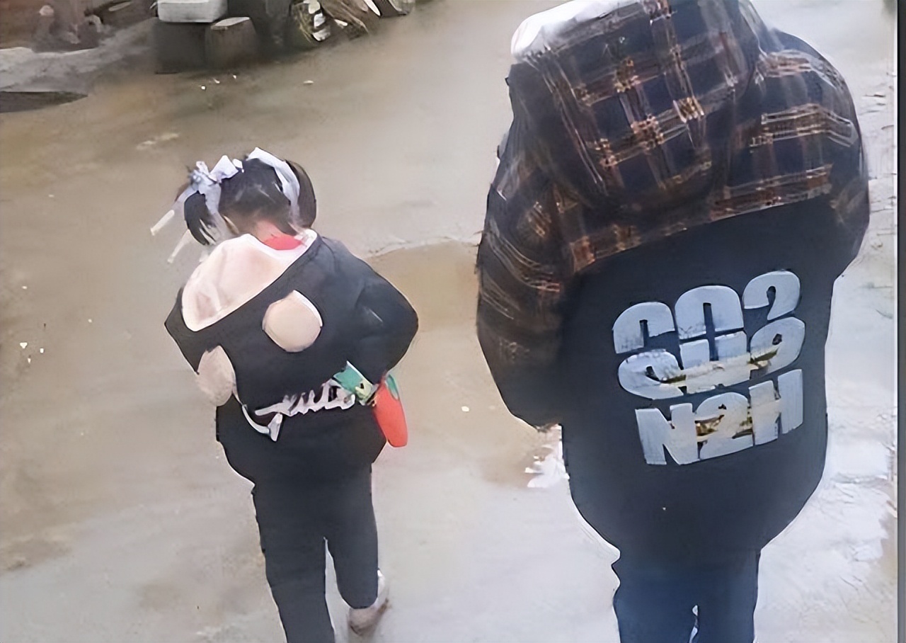 2009年，湖南妈妈生下2斤重特殊女儿，叫出租车被拒载：坐不下