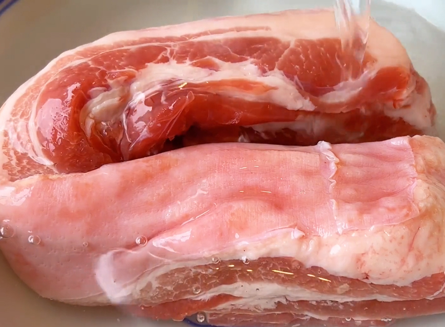 冰箱里冻肉解冻最快方法,冰箱里的冻肉怎么能迅速化开