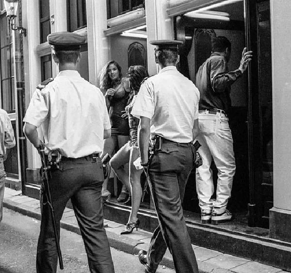 羞耻与痛苦：30张老照片记录纳粹强迫妇女脱衣的残忍场景！