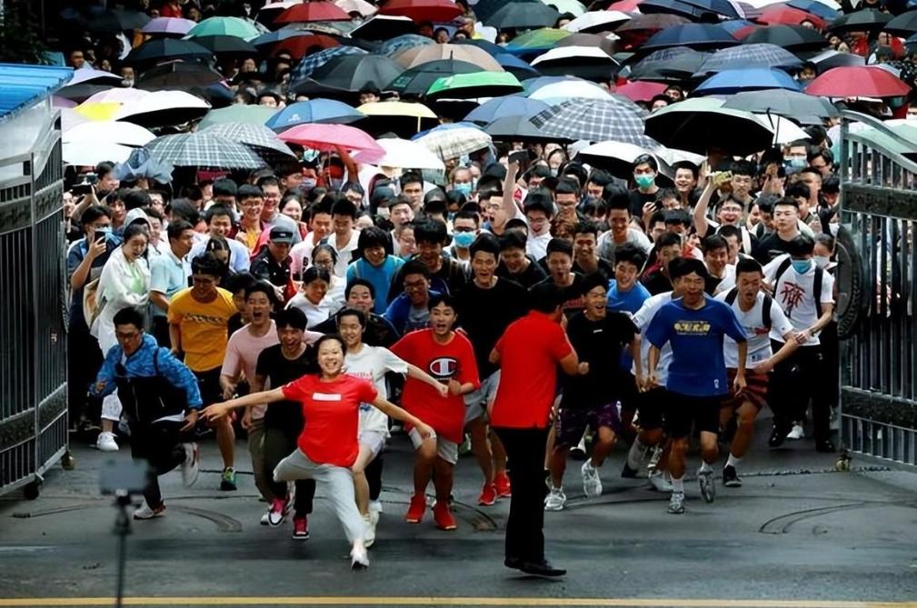 高考第一个跑的女孩一字马,高考后跳一字马