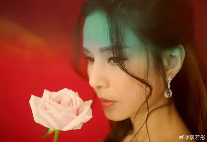 54岁李若彤身材照曝光,54岁李若彤身材曲线引发热议