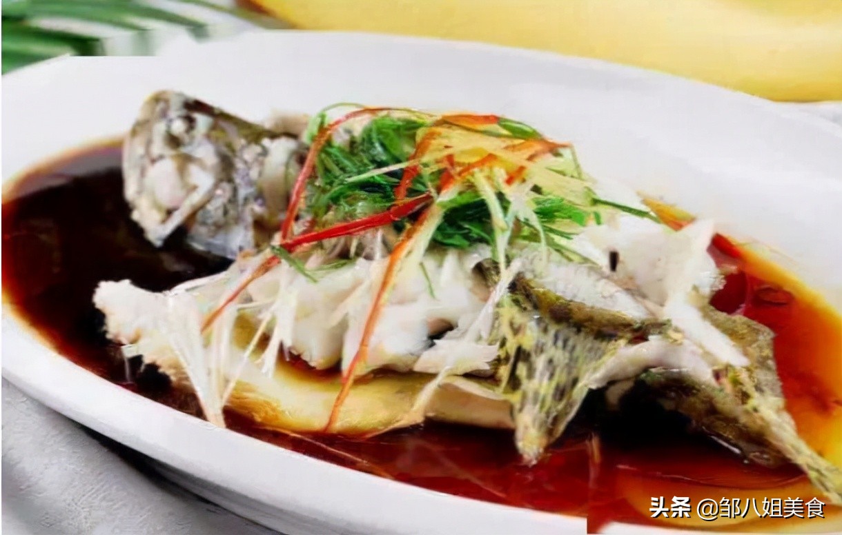清蒸鱼的蒸鱼豉油要加热吗,清蒸鱼先放油还是蒸鱼豉油