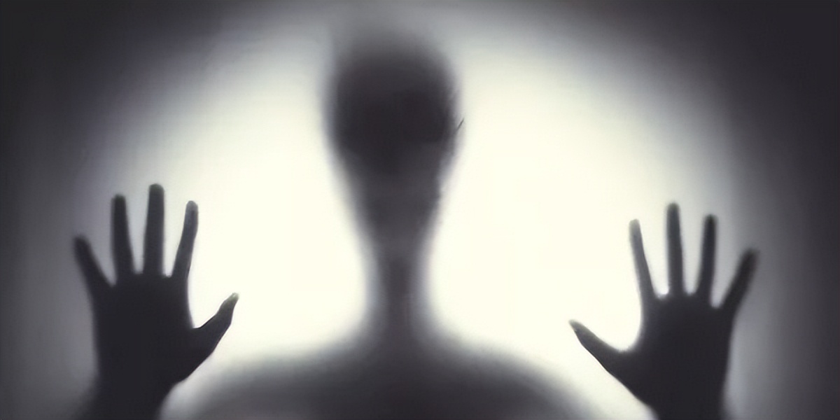 夜闯北京凶宅，碰见一个人，差点吓傻了：他半夜三更在凶宅烧纸