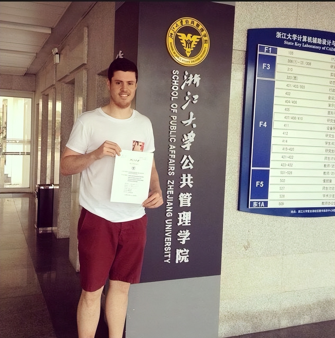 来华10年英国小伙带父母,英国小伙带着一家人来到中国