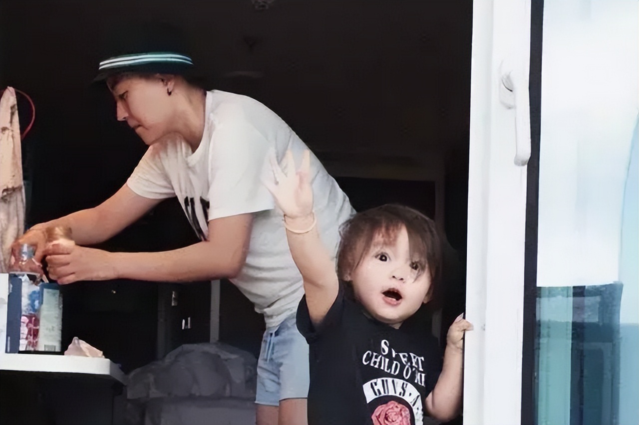 4年前，那个花50万买精子生五国混血的吉林妈妈，如今生活怎样了