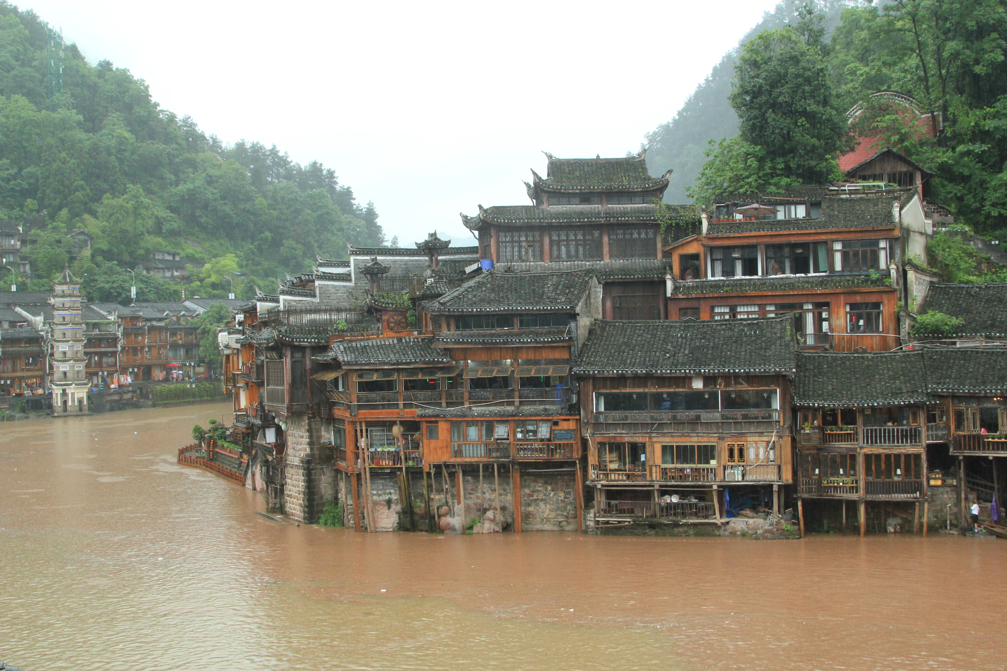 边城和凤凰古城哪个好玩,中国最美古城凤凰古城视频