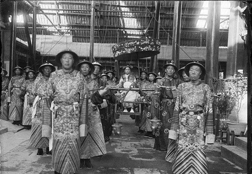 办公御座旁摆鲜苹果，69岁秀发黑到反光…慈禧照片里的晚清史细节