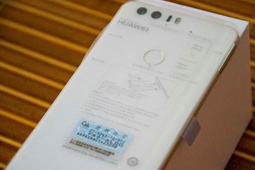 电子怀旧之旅（23）-“花漾”背板的先驱者-华为荣耀8