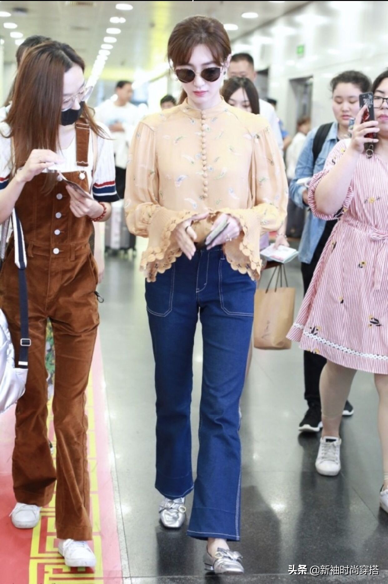 江疏影的条纹海魂衫造型清新减龄,江疏影穿衣搭配高级感十足