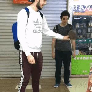 下雪天摔跤容易摔倒哪,下雪地上好滑大家注意安全