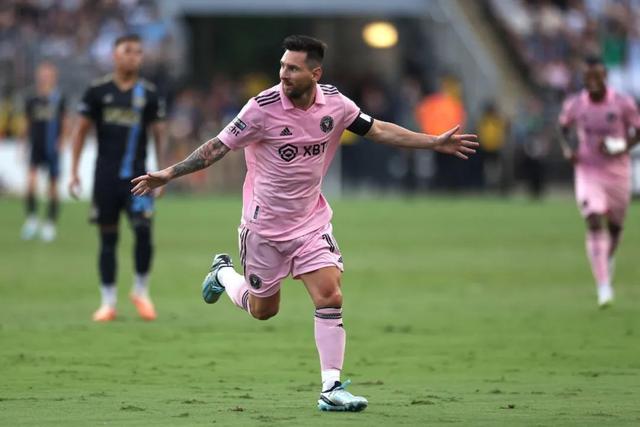 超远任意球破门梅西,2015年巴萨vs尤文图斯梅西远射