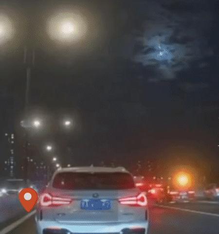 火流星划过杭州夜空，陨石重达数百克，专家建议不要用手直接触摸