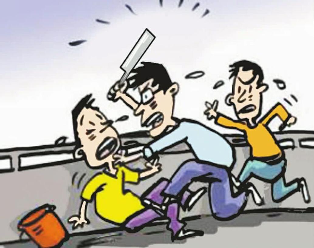 祸从天降小男孩,醉酒男掐孙子爷爷持刀伤人