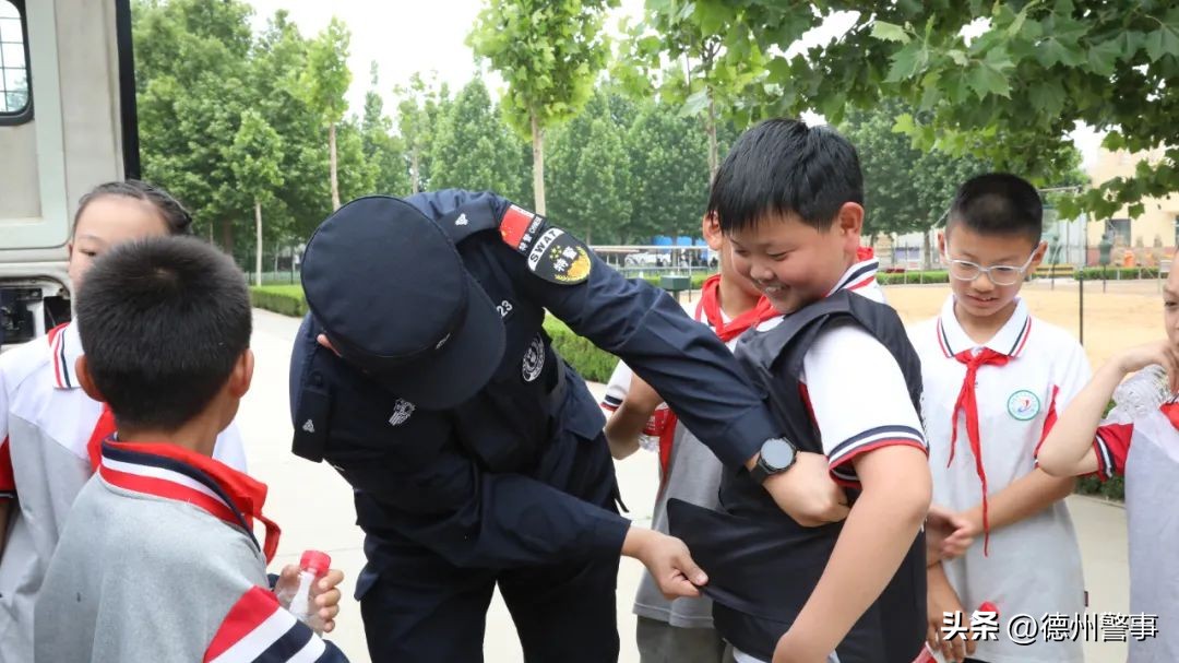 跟着警察去抓酒驾,跟着警察叔叔去出警