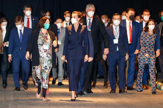 西班牙王后穿什么颜色的衣服好看,西班牙王后穿时尚大衣真拉风