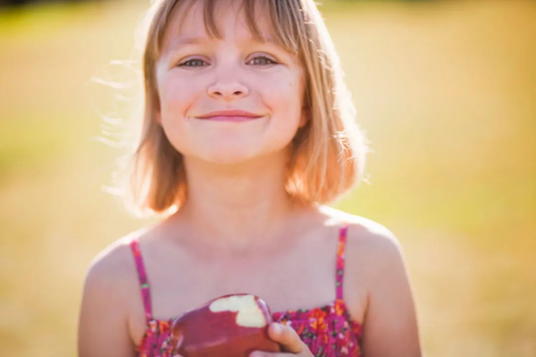 若觉生活太难，不妨读读《盐镇》