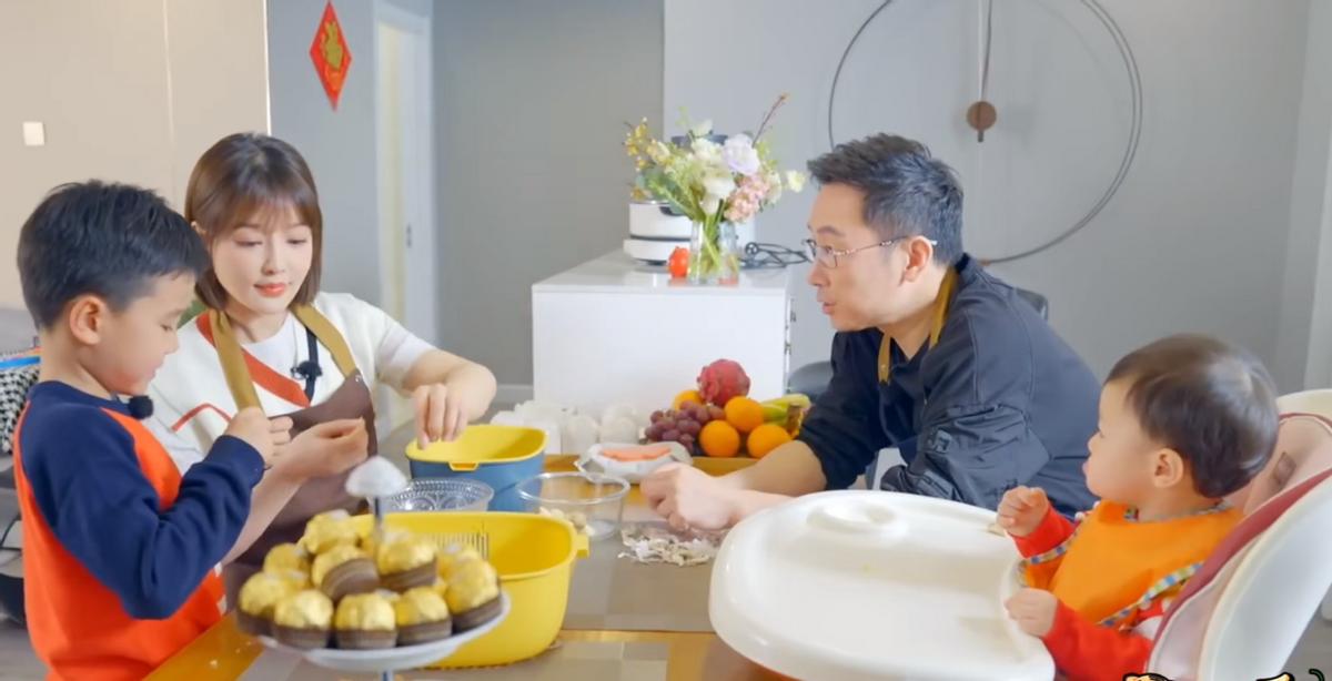 央视女主持人胡蝶有整容吗,主播胡蝶几岁嫁陆川