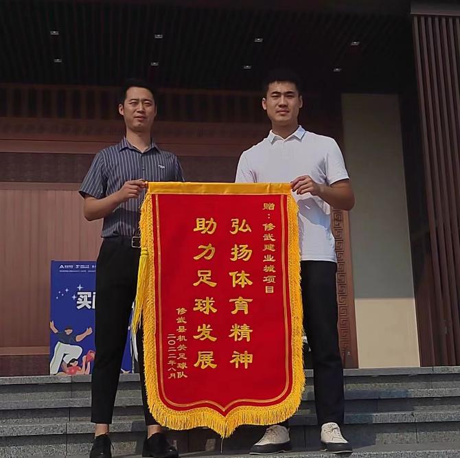 挥洒汗水逐梦绿茵场,挥洒汗水追梦绿茵