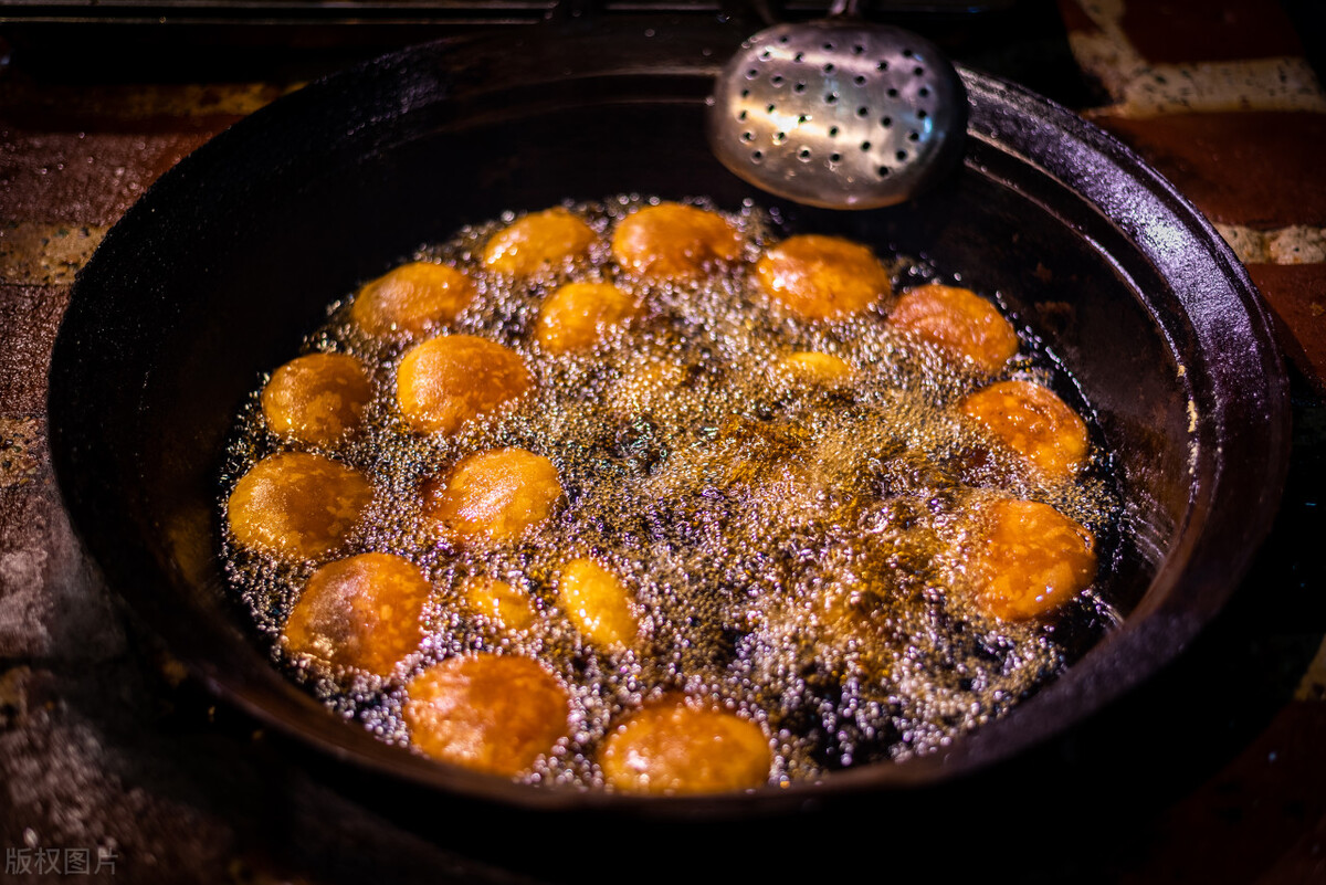 调糊油炸如何酥脆不腻,如何保持油锅炸的食品酥