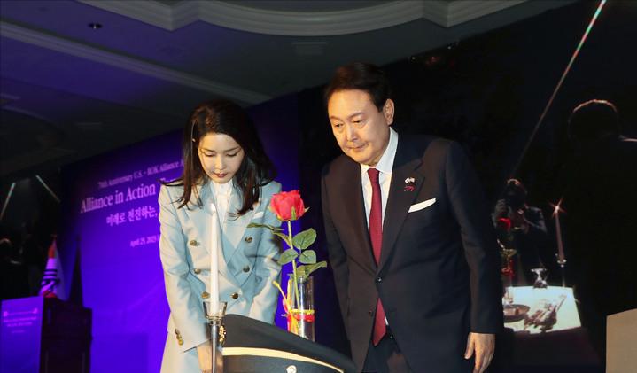 韩国第一夫人走红毯,韩国第一夫人穿韩服