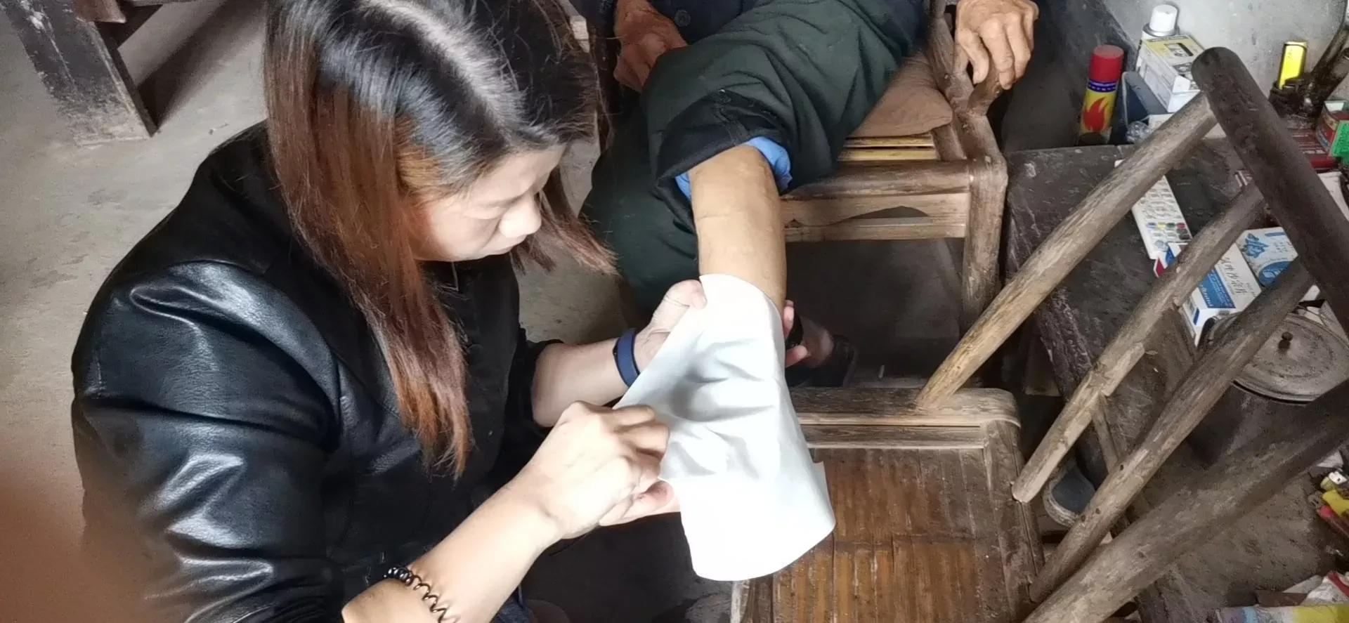 我老爸被车撞了怎么办,我爸爸被车撞了是什么梗