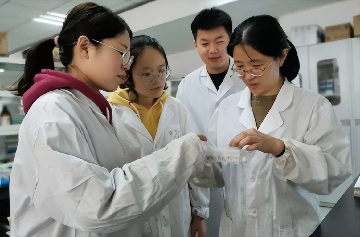 校方回应院长误发不雅照,高校回应院长工作群发不雅照