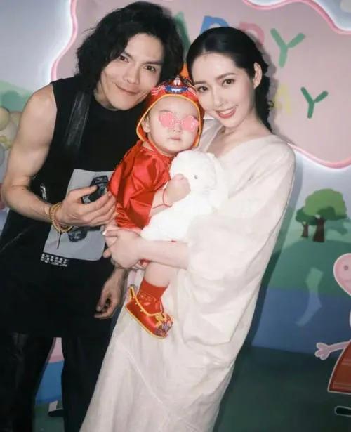 向佐与郭碧婷很有夫妻相,向佐喊郭碧婷大小姐自称保姆