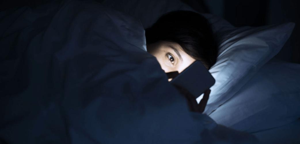 晚上关灯玩手机的危害有哪些,晚上关灯玩手机有什么危害嘛