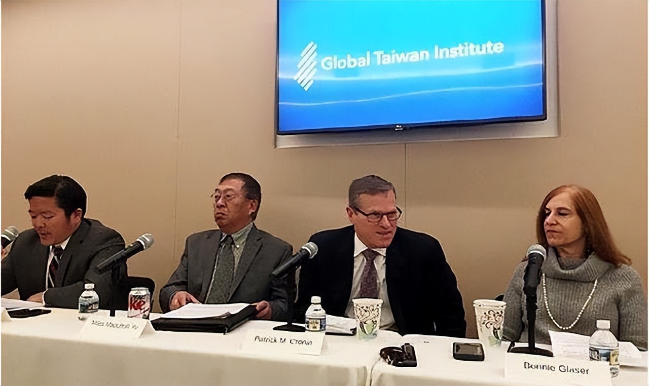 某地制作当代“汉奸”余茂春跪像：六亲不认，背叛家国，数典忘祖