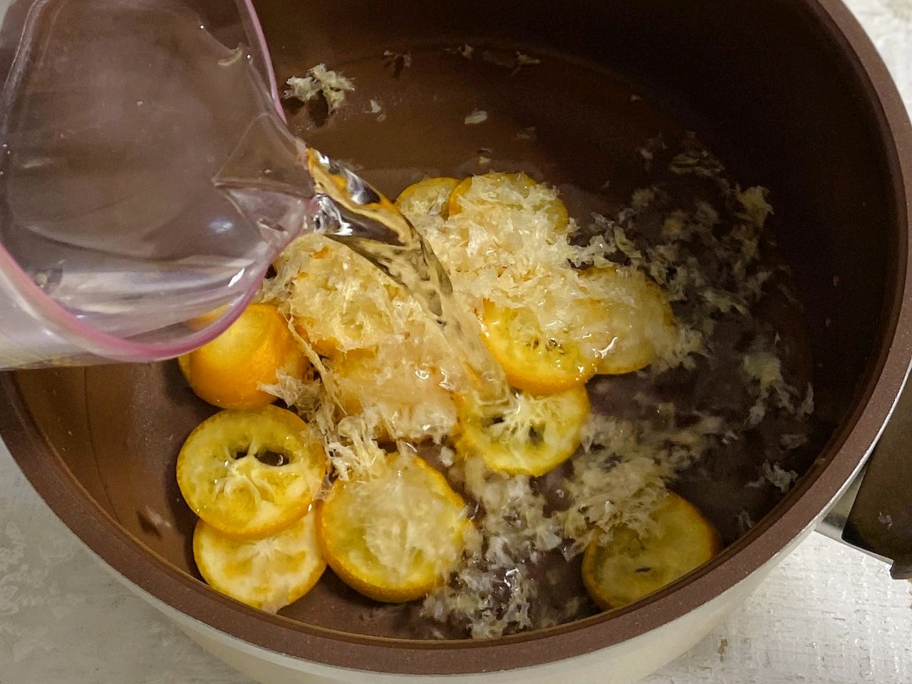 煮银耳为什么不容易出胶,煮银耳糊锅还能吃吗