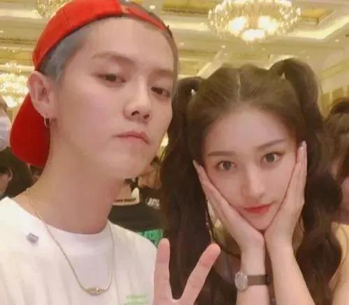 曝关晓彤经常坐高铁去陪鹿晗,关晓彤微博晒鹿晗最新消息