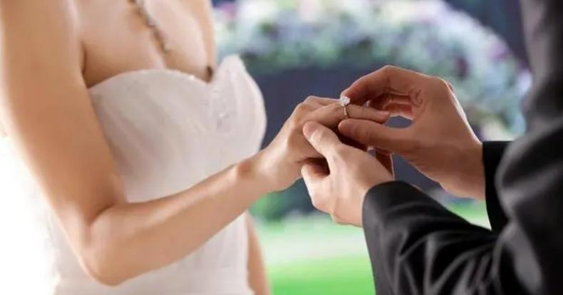 男朋友生日送什么样的黄金好,送女朋友礼物是黄金好还是钻石好