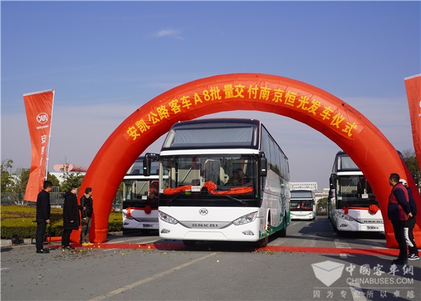 安凯a8豪华三轴大巴车,昆明新款安凯a8客车图片